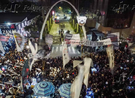 Torcedores do Corinthians protestam em frente ao Parque São Jorge