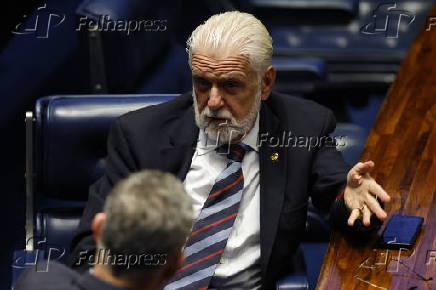 Jaques Wagner durante sessão plenária do Senado