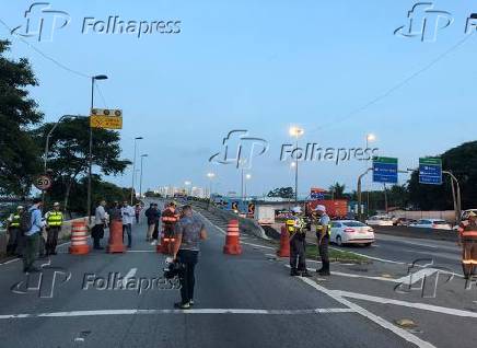 Sob risco, ponte que liga marginal Tietê à via Dutra é interditada em SP