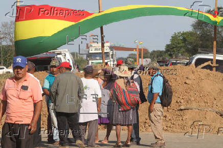Afines a Morales bloquean 28 puntos en carreteras de Bolivia para forzar su candidatura