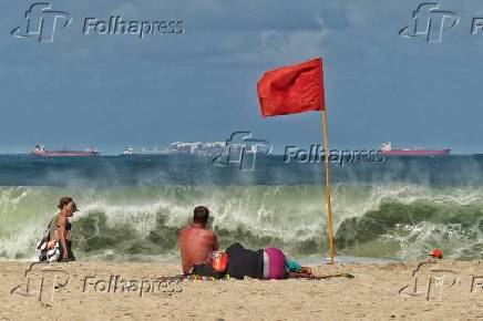 Ressaca na praia do Leme no Rio de Janeiro