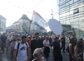 Húngaros e apoiadores LGBT protestam contra a nova lei anti LGBT+ da Hungria em frente ao parlamento.