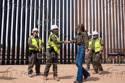 EEUU pinta de negro el muro fronterizo para elevar su temperatura y evitar escaladas