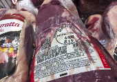 Peças de carnes da Friboi, da JBS, no Carrefour - Imigrantes, em São Paulo (SP)