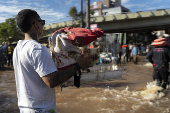 Voluntários participam de resgate de pessoas e animais, em Porto Alegre (RS)