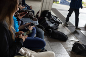 Estudantes mexem no celular na Marista Escola Social Ecológica, em PR