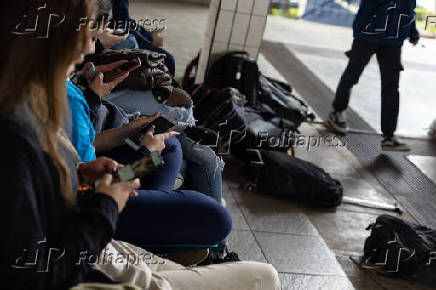 Estudantes mexem no celular na Marista Escola Social Ecológica, em PR
