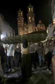 Fieles católicos realizan 'Procesión de los Cristos' al sur de México