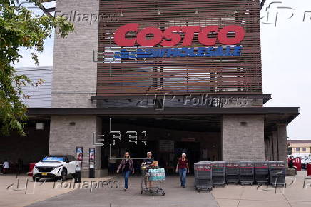 Costco customers visit Los Angeles store ahead of earnings report