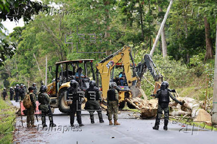 Policía despeja vías bloqueadas en Bocas del Toro