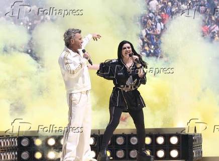 Robbie williams e laura pausini lideram a inesquecível preparação para a copa do mundo de clubes da fifa na partida final entre chelsea e psg.