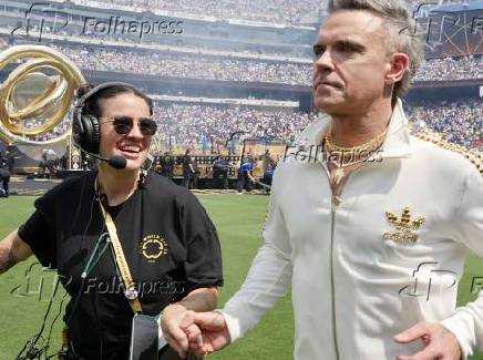 Robbie williams e laura pausini lideram a inesquecível preparação para a copa do mundo de clubes da fifa na partida final entre chelsea e psg.