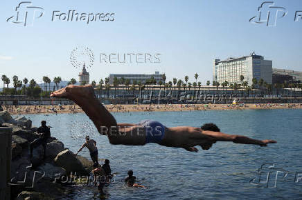 People battle soaring temperatures during heatwave in Barcelona