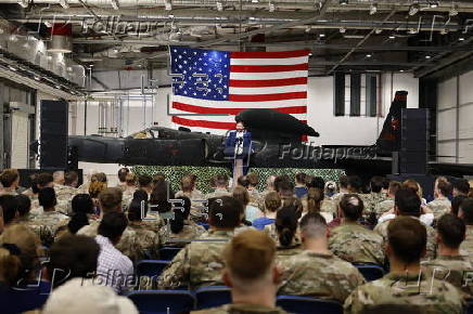 US vice-president visits US troops stationed in UK