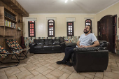 Guilherme Boulos na sala de sua casa