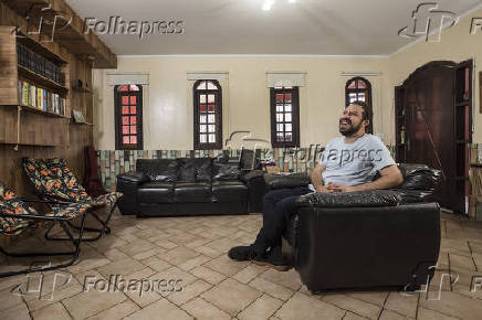 Guilherme Boulos na sala de sua casa