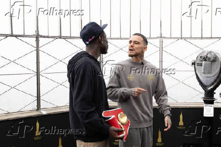 George Kambosos Jr. e Richardson Hitchins visitam o Empire State Building