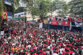 Lula discursa no caminhão de som em frente ao Sindicato dos Metalúrgicos