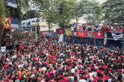 Lula discursa no caminhão de som em frente ao Sindicato dos Metalúrgicos