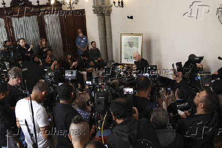 Coletiva de imprensa com o cardeal de são paulo dom odilo scherer referente ao falecimento do papa francisco na catedral da sé em são paulo