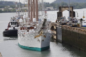 El buque escuela de la Armada española Juan Sebastián de Elcano cruza el Canal de Panamá para continuar su travesía