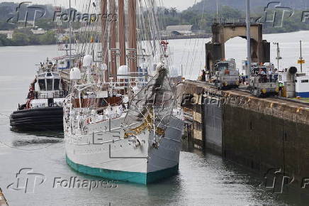 El buque escuela de la Armada española Juan Sebastián de Elcano cruza el Canal de Panamá para continuar su travesía
