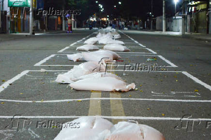 Confecção dos Tapetes de Sal de Corpus Christi, em Araruama