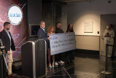 Natasha Lyonne, Nick Offerman e John Goodman iluminaram o Empire State Building para a estreia de Os Smurfs