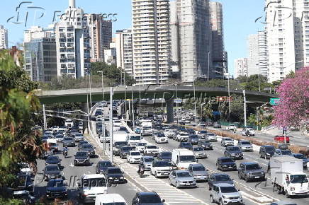 Movimentação intensa de veículos no Complexo Cebolinha