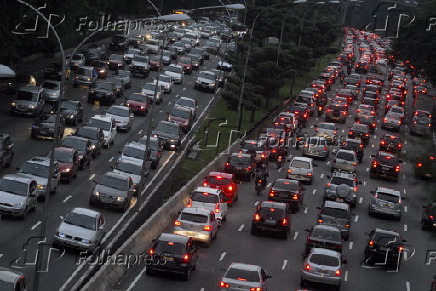 Trânsito intenso na avenida 23 de Maio
