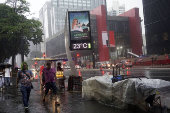 Pedestres enfrentam chuva e queda de temperatura em SP