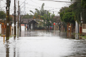 A chuva que cai no Rio Grande do Sul desde segunda-feira (16), alagou ruas em Canoas-RS