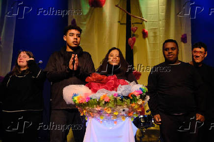 MALUKOS BELEZA ENCANTA COM SHOW INCLUSIVO NO TEATRO DA AMRIGS