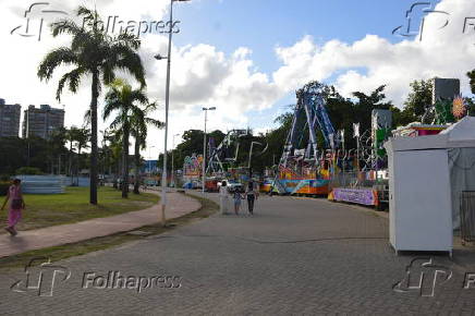 Montagem dos palcos para os shows da Festa das Neves 2025
