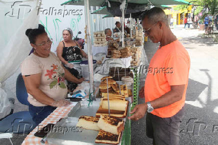 Ambulantes oferecem comidas típicas