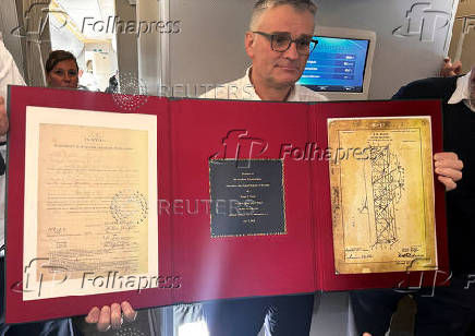 German govenmental spokesperson Stefan Kornelius displays gift by U.S. President Donald Trump