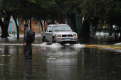 A chuva que cai no Rio Grande do Sul desde segunda-feira (16), alagou ruas em Canoas-RS