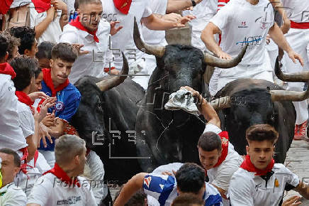 Los Miura cumplen la tradición y ponen el broche a los encierros de los Sanfermines 2025