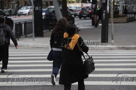 Movimentação de pedestres na Av. Paulista neste dia de frio em São Paulo