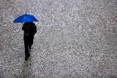 Pedestre sob chuva no Vale do