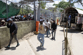 Camiones con cientos de haitianos expulsados por República Dominicana llegan a la frontera
