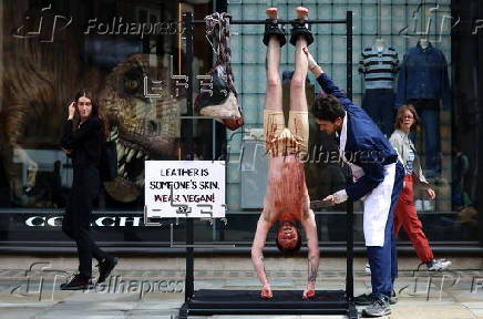 Protesta activistas de PETA