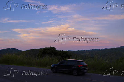 Céu azul, com nuvens de nuances alaranjadas, no penúltimo dia do outono