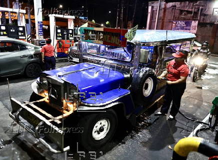 Motorists rush to gasoline stations to fill tanks amid increase of fuel prices