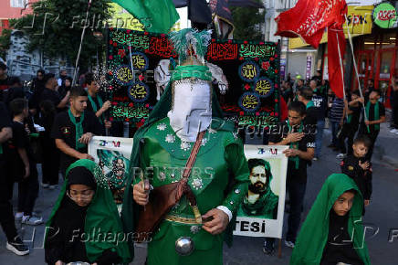 Shi'ite Muslims gather to mark Ashura in Istanbul