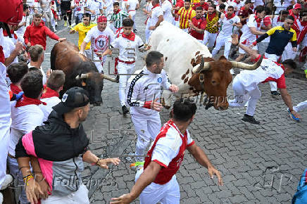 Los peligrosos Cebada Gago protagonizan el segundo encierro de los Sanfermines