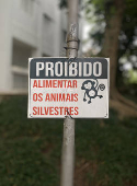Placa alerta sobre alimentação de animais silvestres
