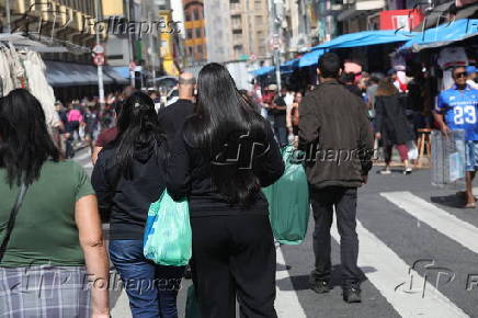 Movimentação na região da rua  25 de Março em São Paulo