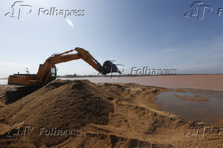 Escavadeira na praia da Regência em Linhares/ES