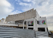 Fachada com tapumes na obra não concluída do Teatro Municipal de Patos (PB)